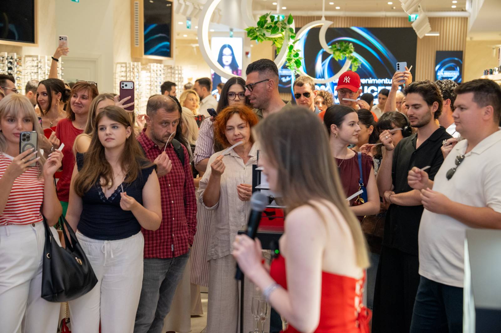 Lensa și Ray-Ban au creat "The Scent of Red" în cel mai mare magazin de optică din București 1 LNS04835