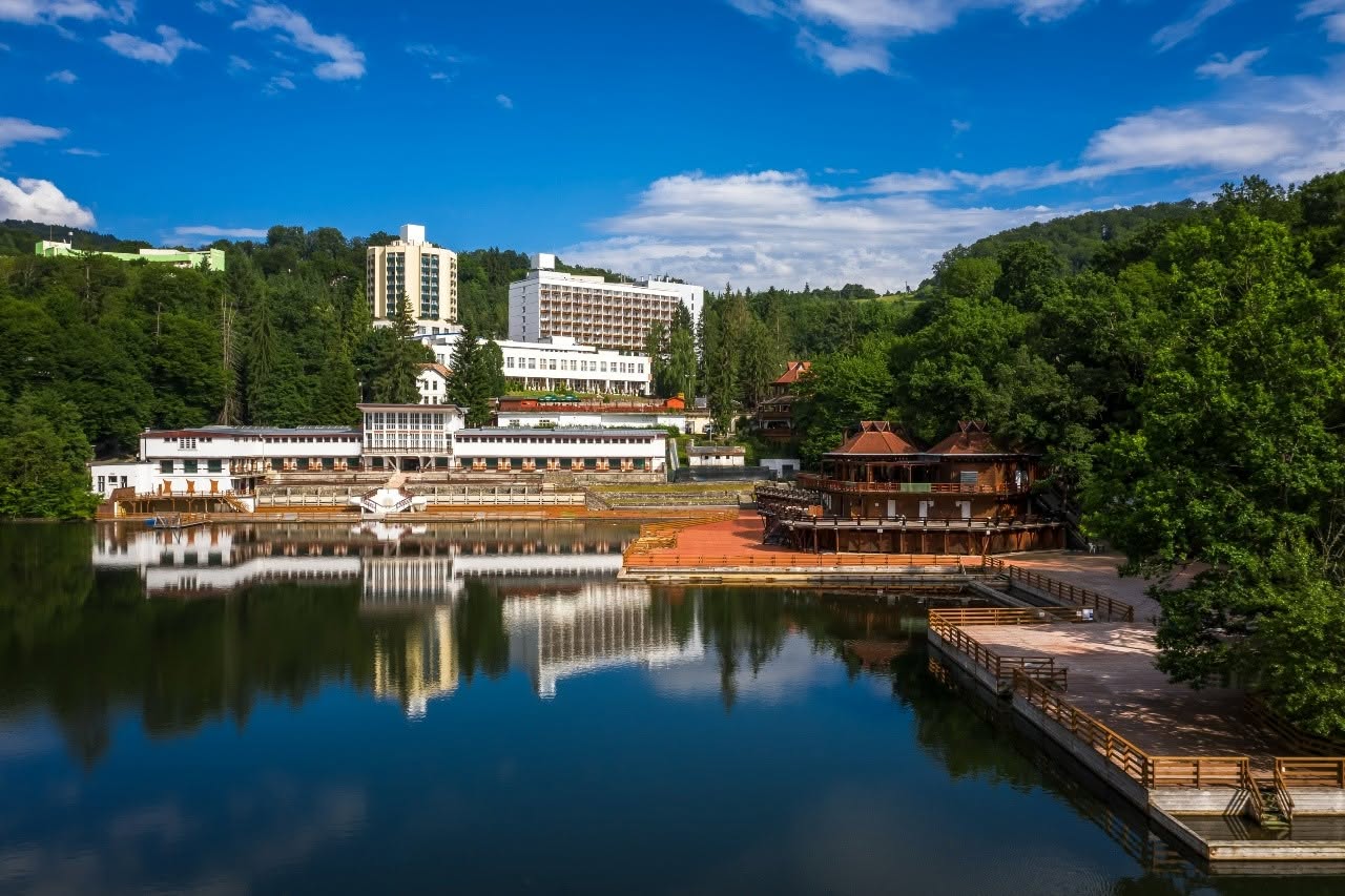 Drenajul limfatic manual: ritualul care repornește circulația și redefinește starea de bine 1 Lacul Ursu din Sovata Un lac terapeutic.jpg