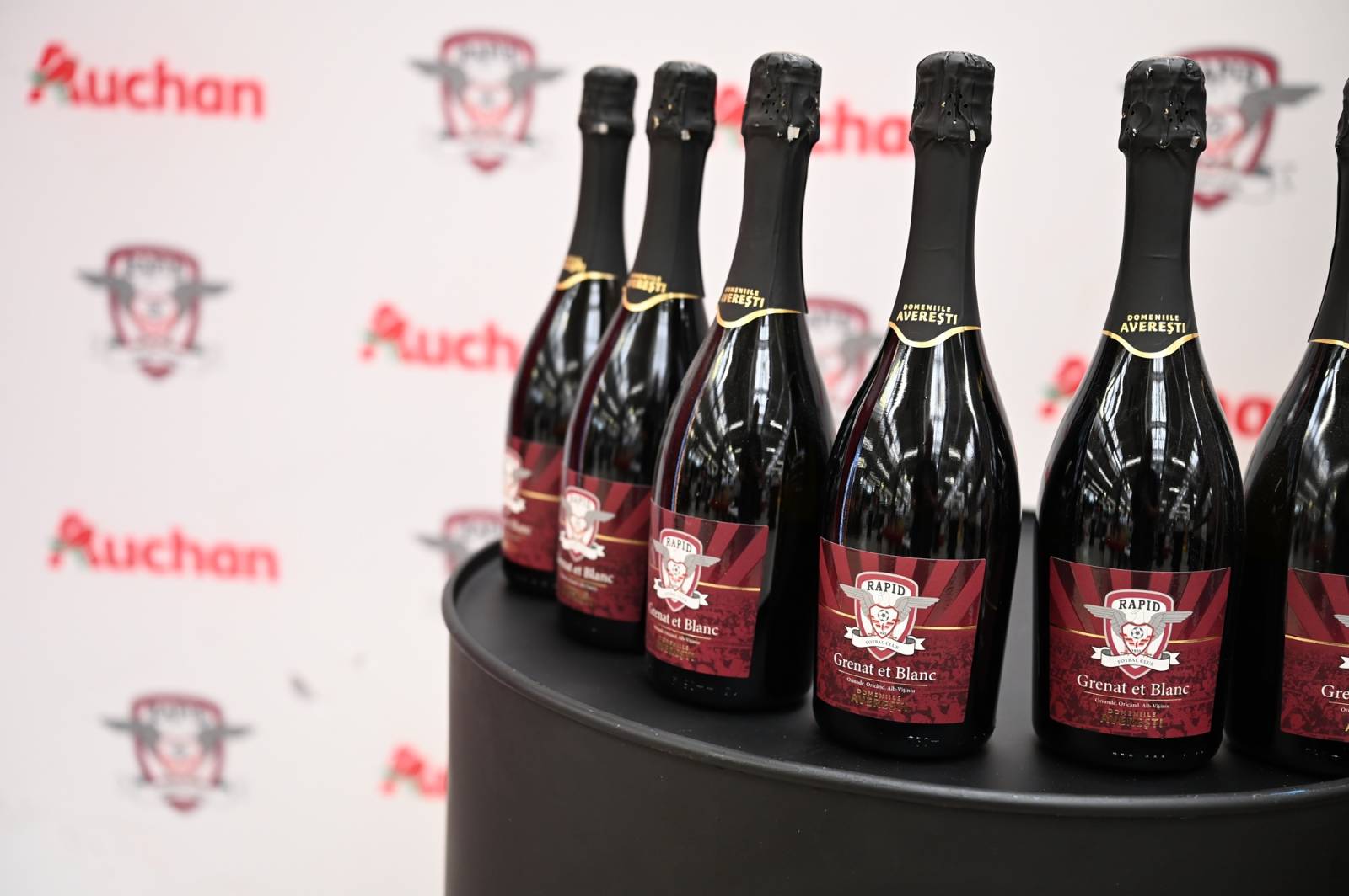 Auchan lansează spumantele Grenat et Blanc, produse de Domeniile Averești pentru fanii FC Rapid 13 Lansare spumante Grenat et Blanc 4
