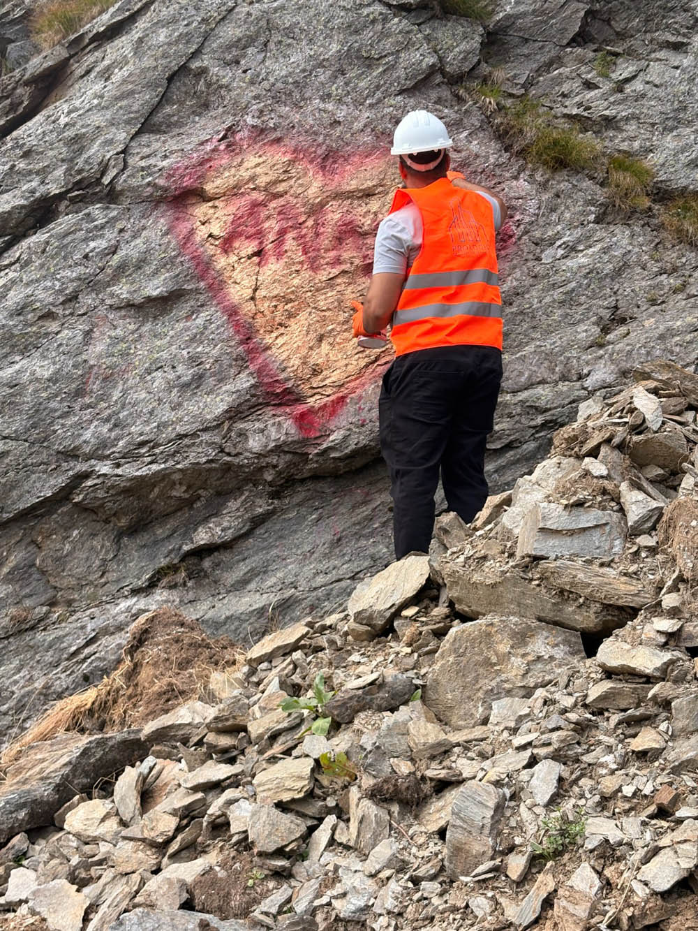 Stâncile vandalizate de pe Transfăgărășan au fost curățate: PROLOGIC FM a îndepărtat 11 însemne, inclusiv „inima pentru Anna” 2 PROLOGIC FM Transfagasaran 2