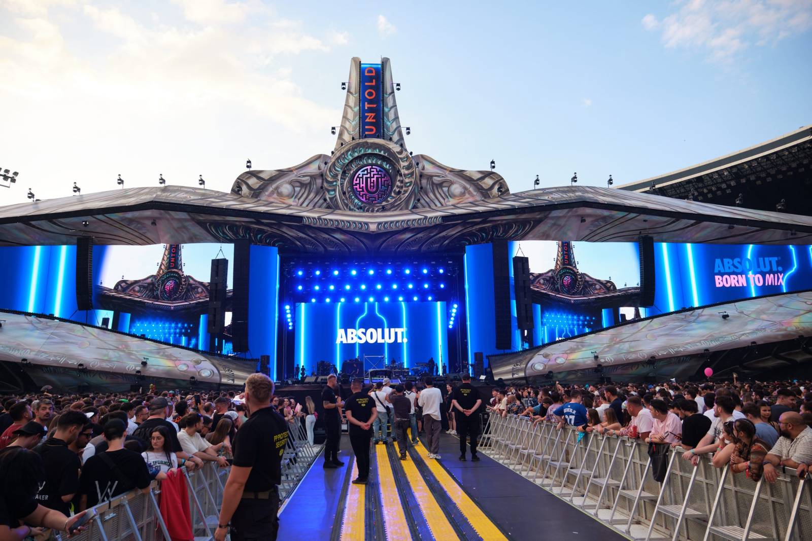 Born to (RE)Mix: cum au transpus Pernod Ricard România și Highlight Group universul Absolut la UNTOLD 2026 2 Vizual Comunicat landscape scaled