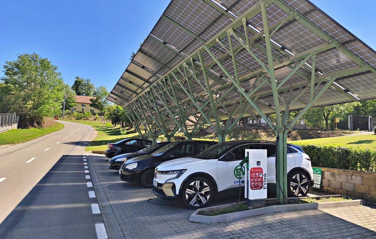 Voltrelli reduce tariful de încărcare la 0,99 lei/kWh 2 masini electrice incarcare