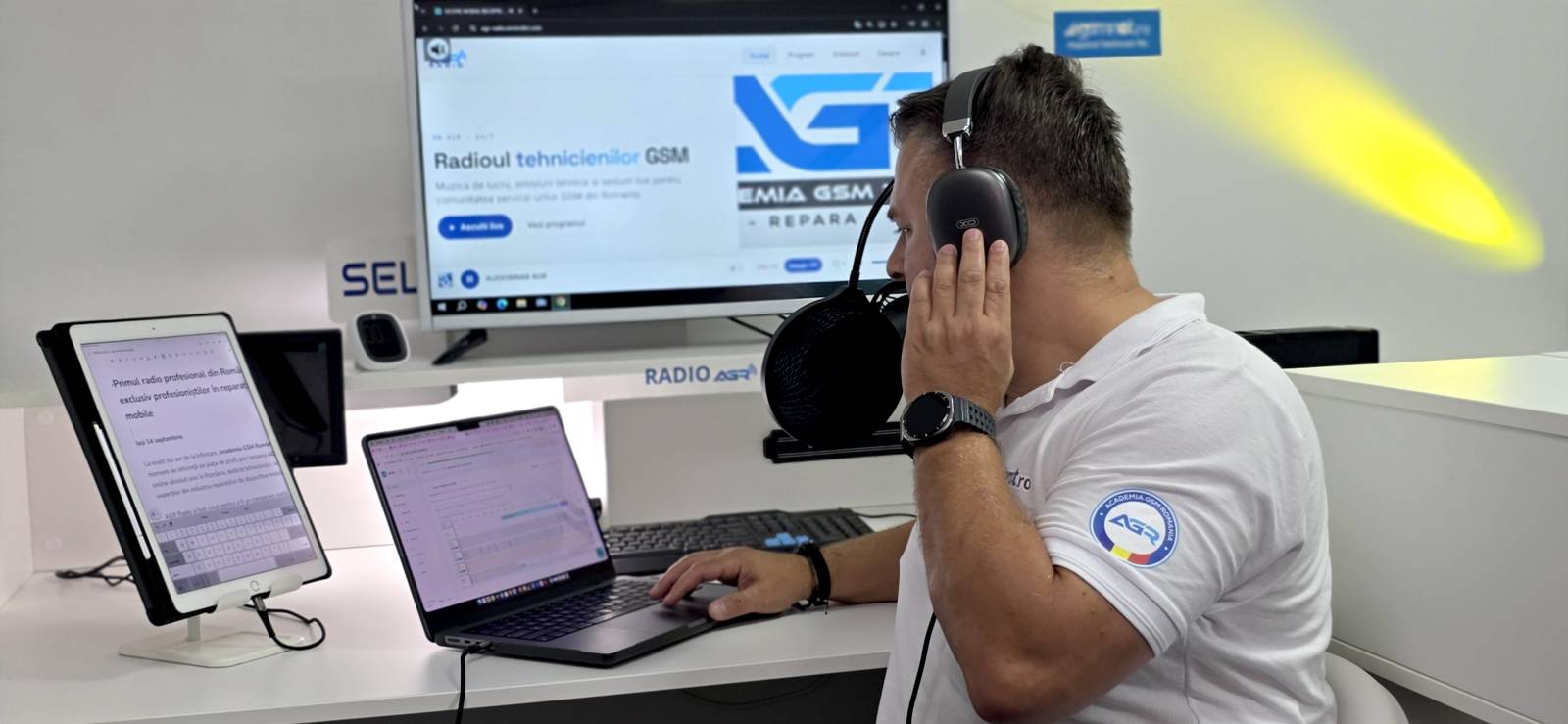 Primul radio profesional din România este dedicat exclusiv specialiștilor în reparații de telefoane mobile 4 AGR Radio 1