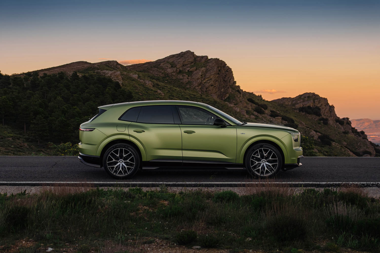 Bentley lansează Torcal, primul model complet electric al mărcii 2 Bentley Torcal sideview