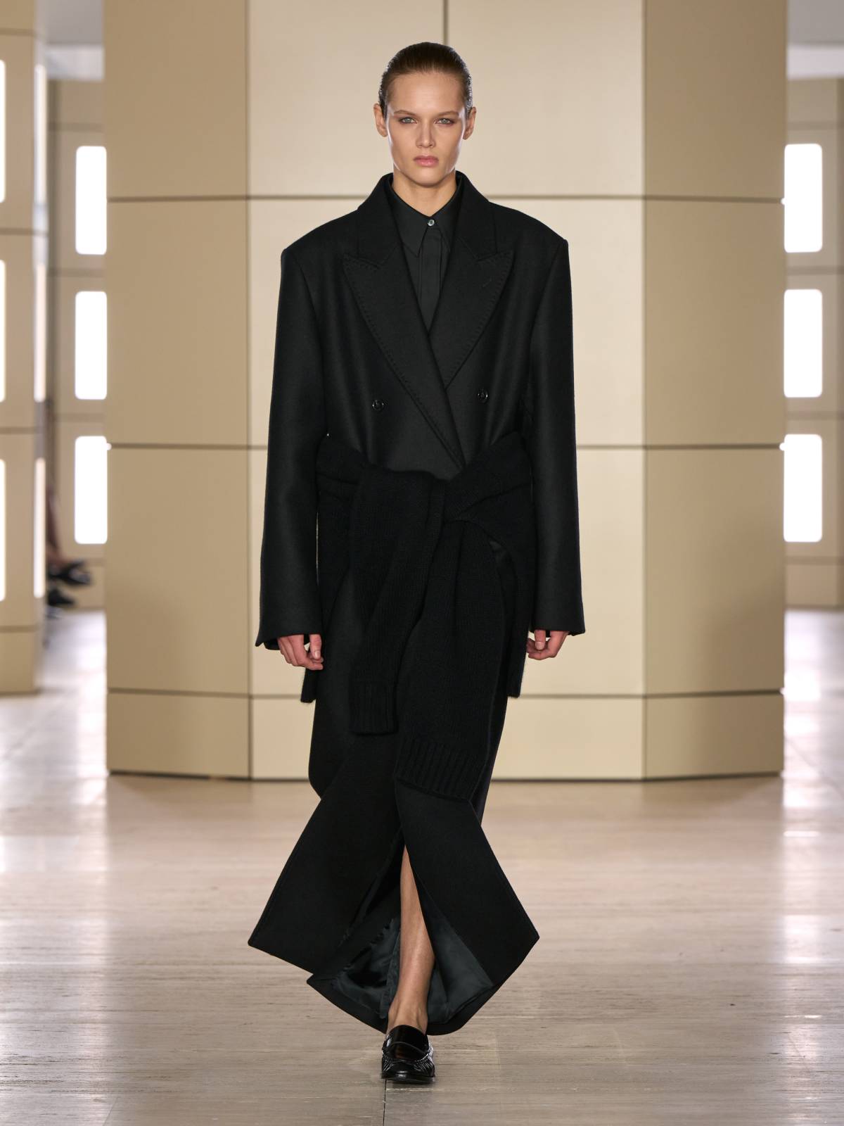 Cum arată noua colecție COS prezentată la New York Fashion Week 1 COS AW26 SHOW LOOK 01