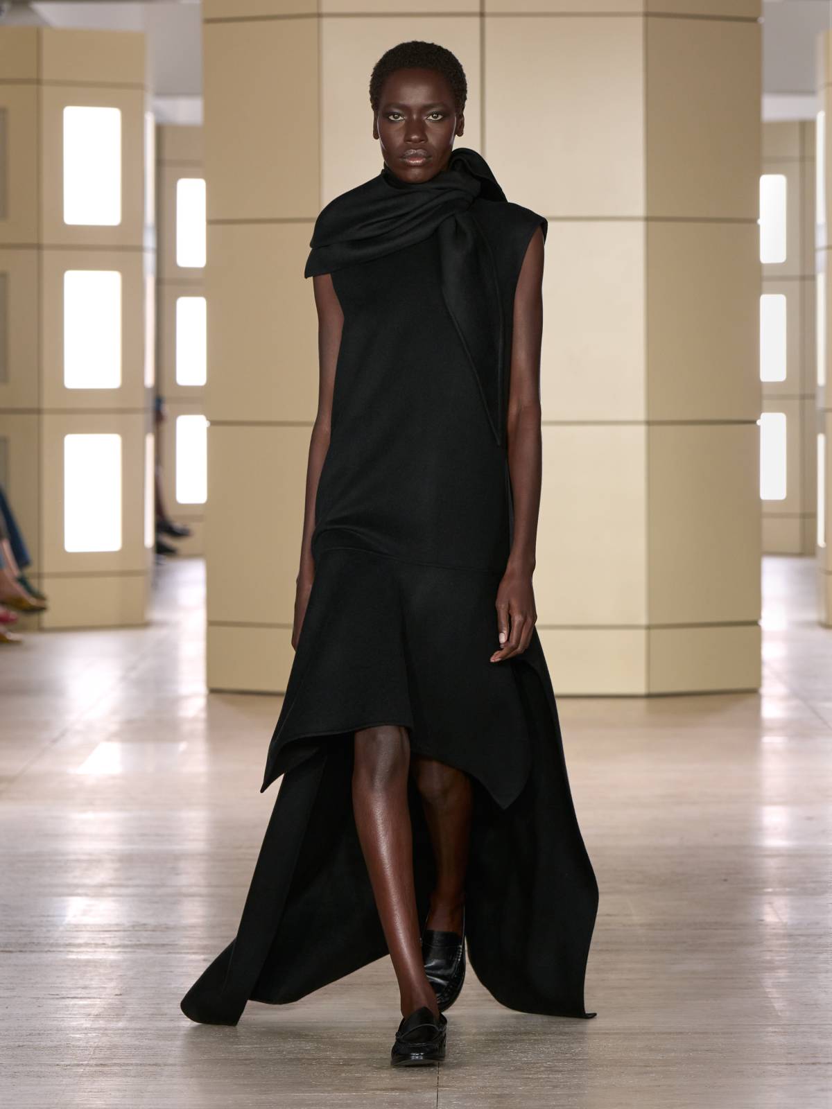 Cum arată noua colecție COS prezentată la New York Fashion Week 3 COS AW26 SHOW LOOK 03