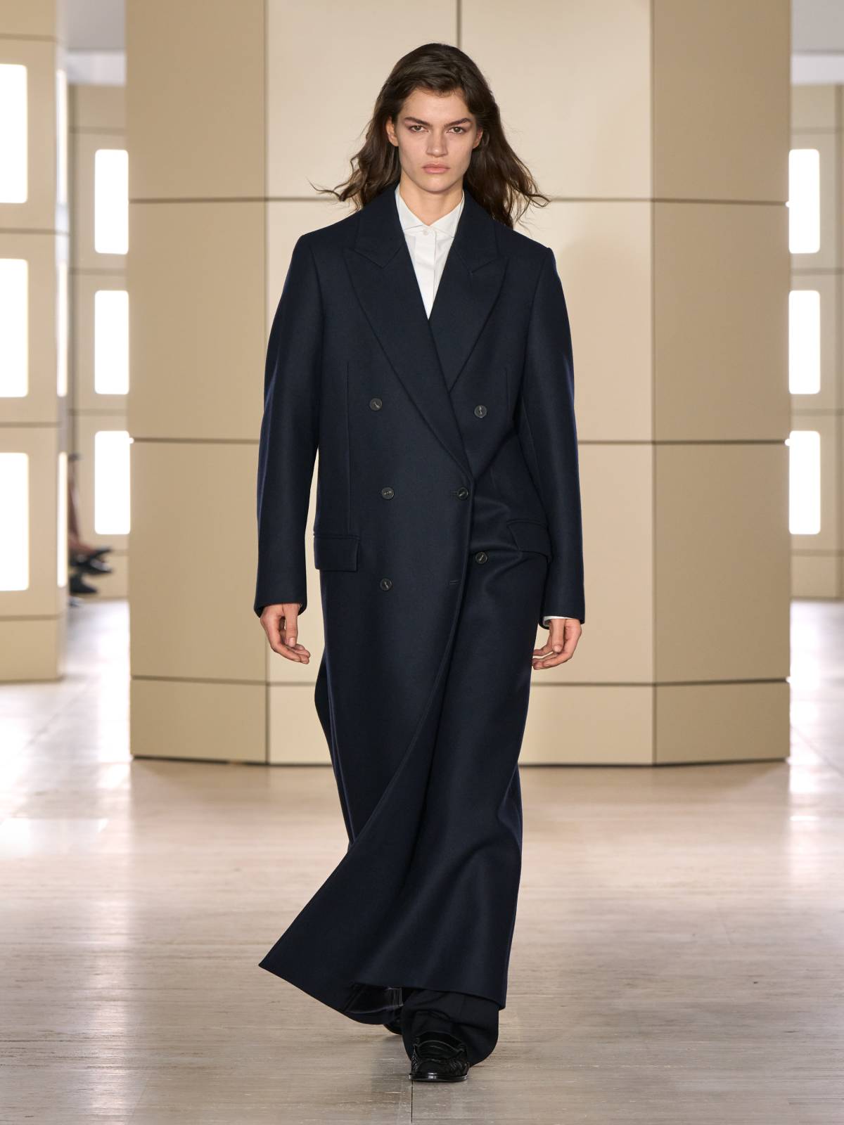 Cum arată noua colecție COS prezentată la New York Fashion Week 4 COS AW26 SHOW LOOK 04