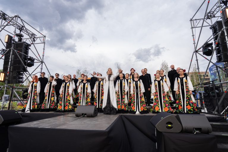 Corul Madrigal Dirijor Anna Ungureanu