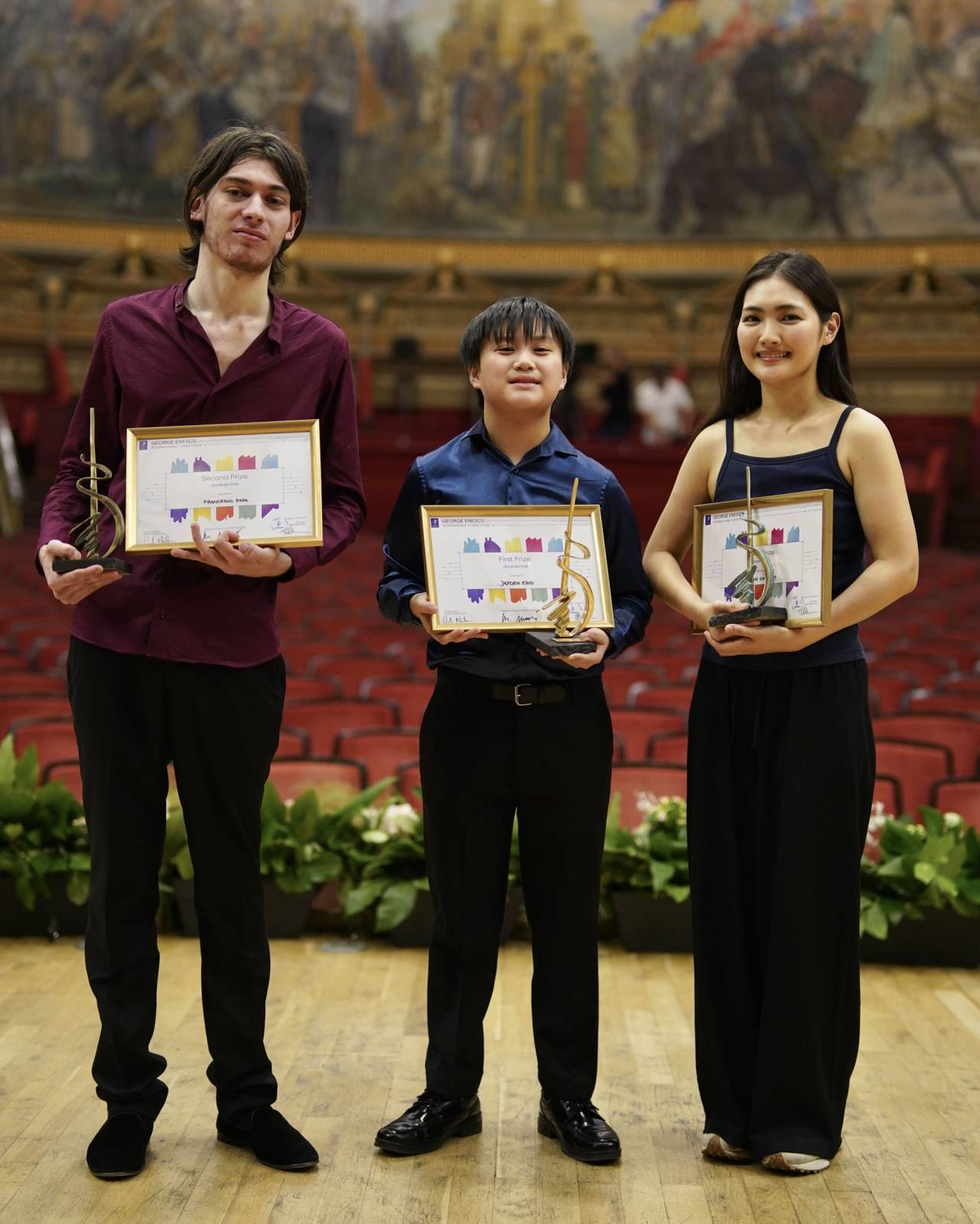 Jayden King, în vârstă de 11 ani, a câștigat Premiul I al Secțiunii Vioară a Concursului Internațional George Enescu 2026 1 Francesco Papa Jayden King Eun Che KIm Castigatorii Sectiunii Vioara. Concursul Enescu 2026. foto Alex Damian