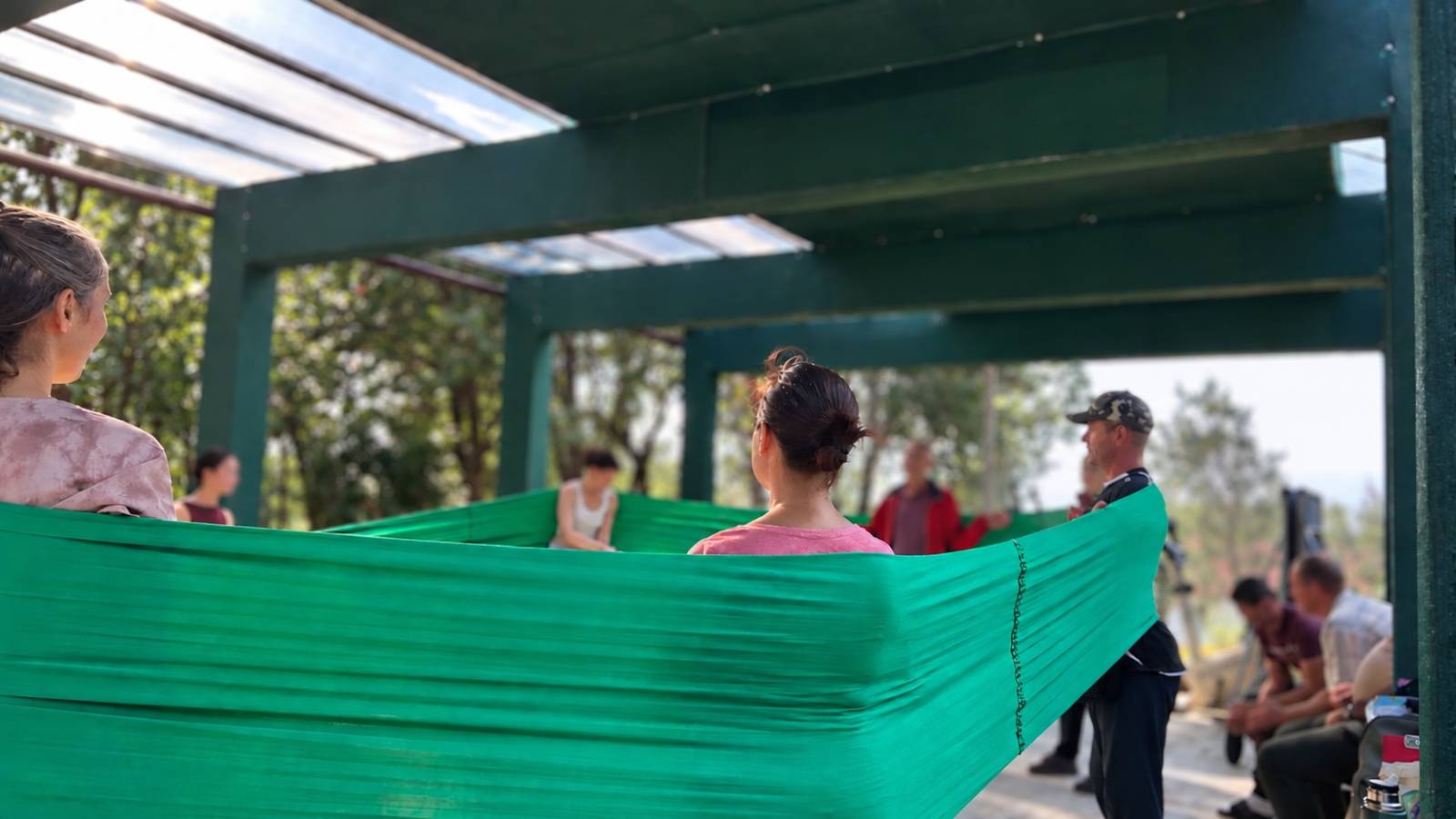 Când dansul încetinește orașul: Gravity Break deschide un laborator de cercetare coregrafică între apă, corp și spațiul public 2 Gravity Break este un proiect de cercetare și mentorat care pornește de la o întrebare simplă, dar greu de ignorat: cum poate deveni corpul un loc de reziliență
