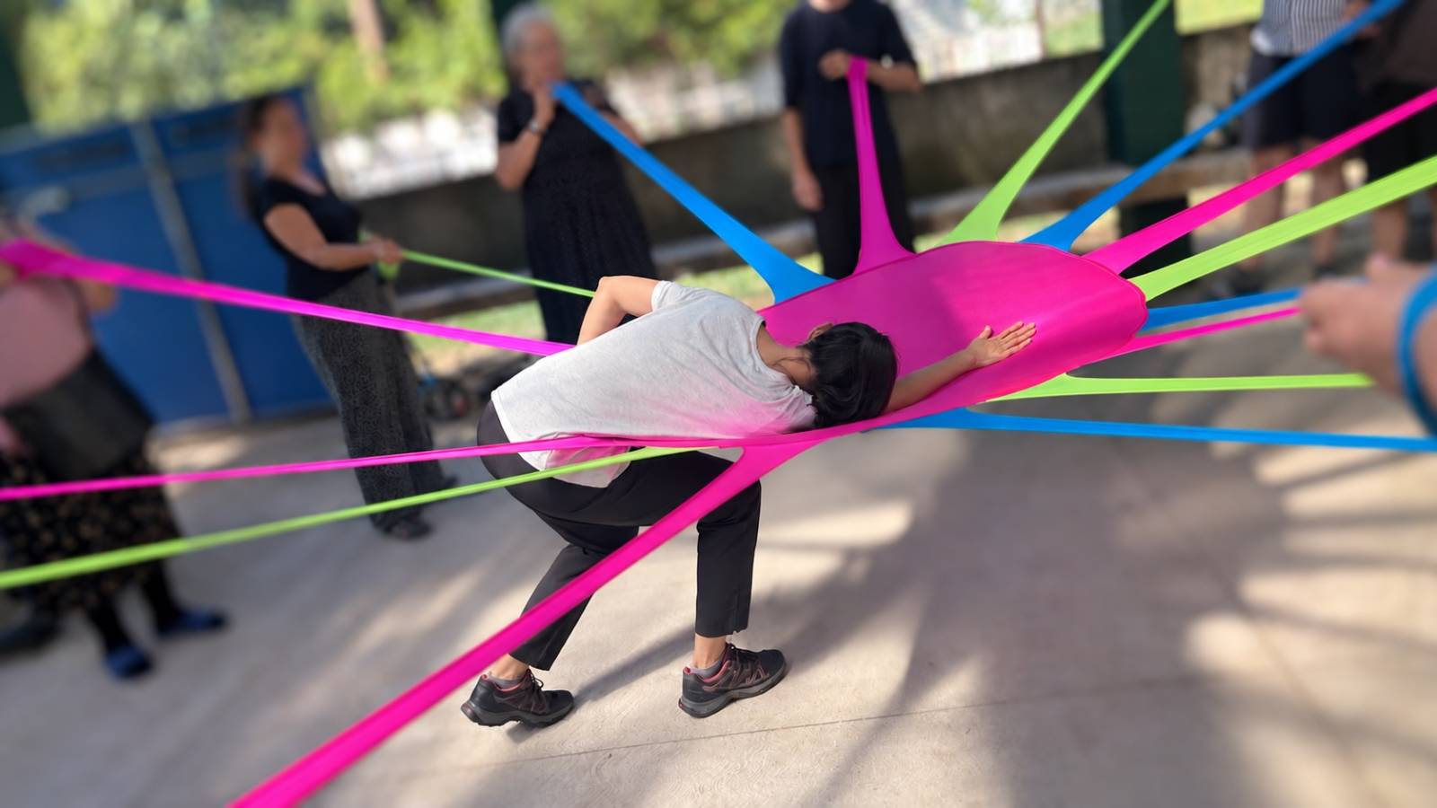 Când dansul încetinește orașul: Gravity Break deschide un laborator de cercetare coregrafică între apă, corp și spațiul public 1 Gravity Break este un proiect de cercetare și mentorat care pornește de la o întrebare simplă, dar greu de ignorat: cum poate deveni corpul un loc de reziliență