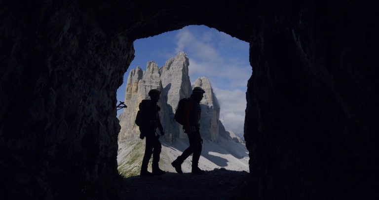 Hoinari prin Munti documentarul regizat de Cosmin Dumitrache