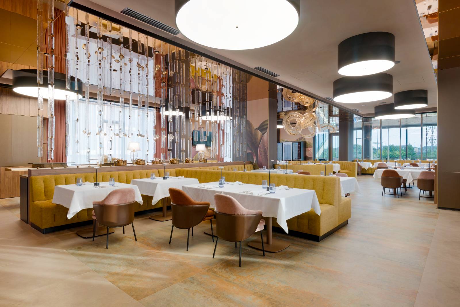 Designerul Cristi Șerban a realizat conceptul pentru hotelul Mercure Oradea 10 Mercure Oradea REI Restaurant