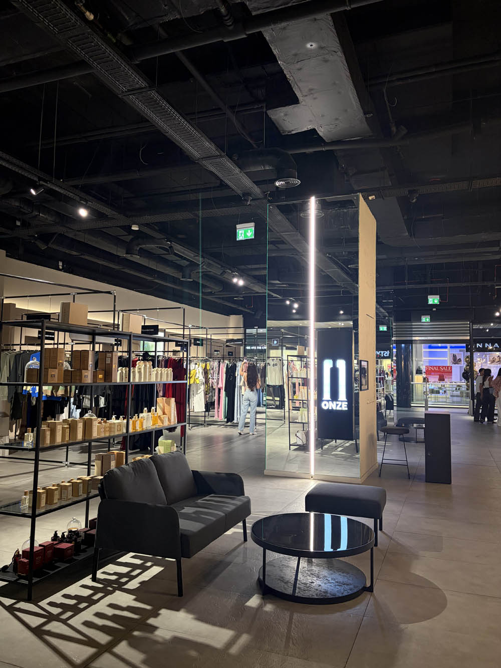 Promenada Mall deschide magazinul ONZE, un nou concept de retail dedicat modei și designului românesc 1 Promenada ONZE 2