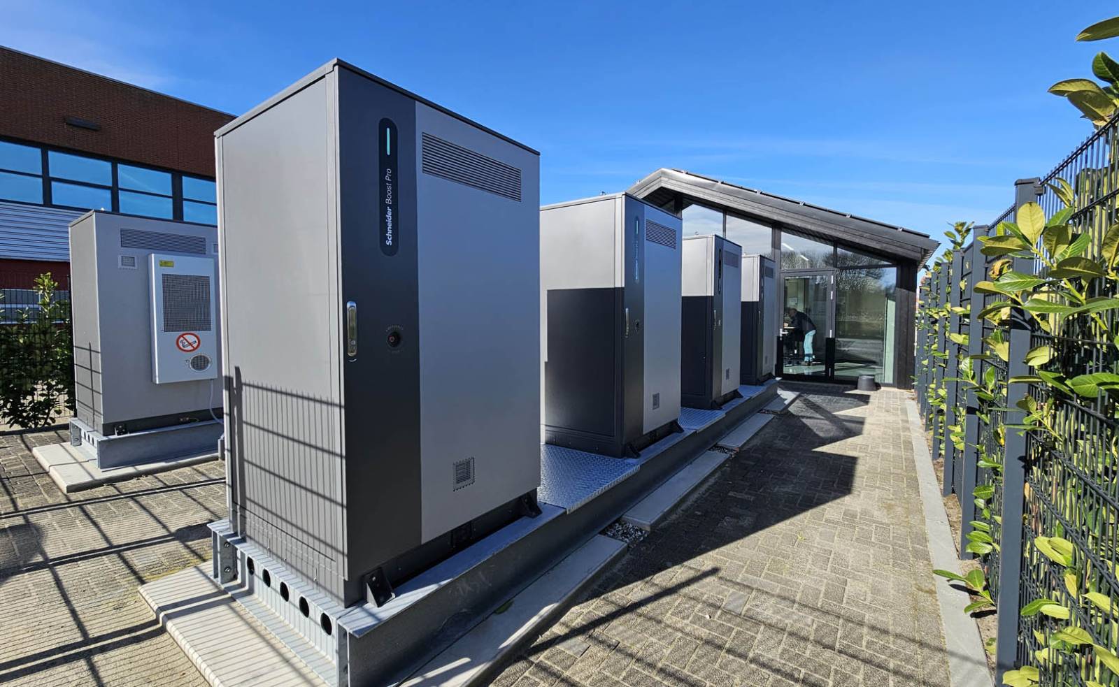 Schneider Electric lansează Schneider Boost Pro, o soluție inteligentă de stocare a energiei pentru clădiri comerciale și industriale 10 Schneider Boost Pro