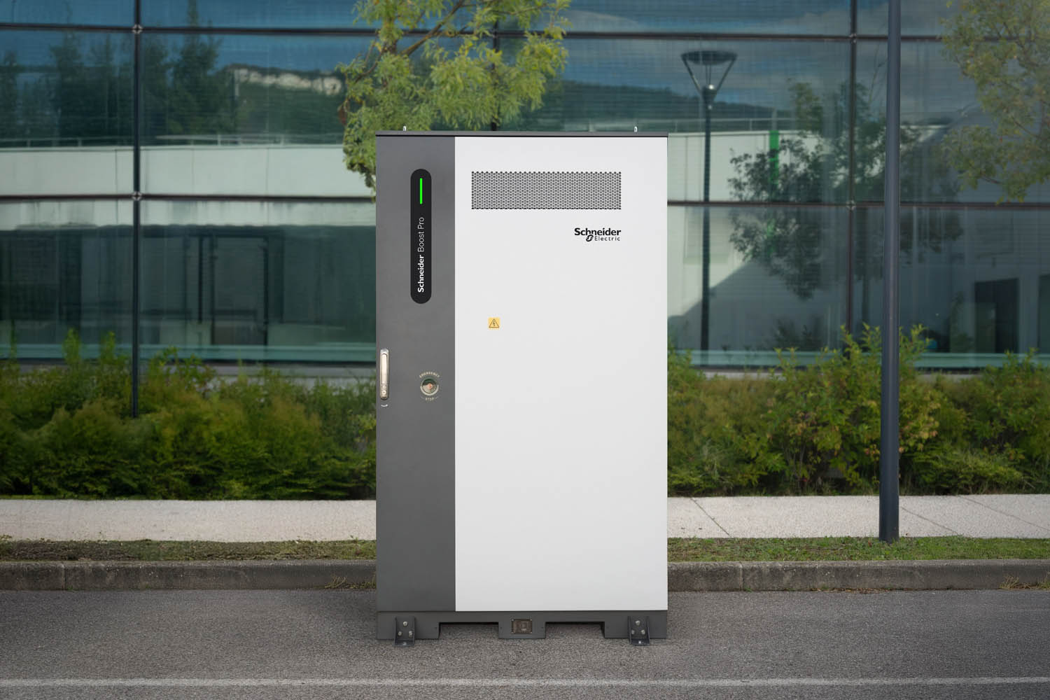 Schneider Electric lansează Schneider Boost Pro, o soluție inteligentă de stocare a energiei pentru clădiri comerciale și industriale 1 Schneider Electric Schneider Boost Pro 2