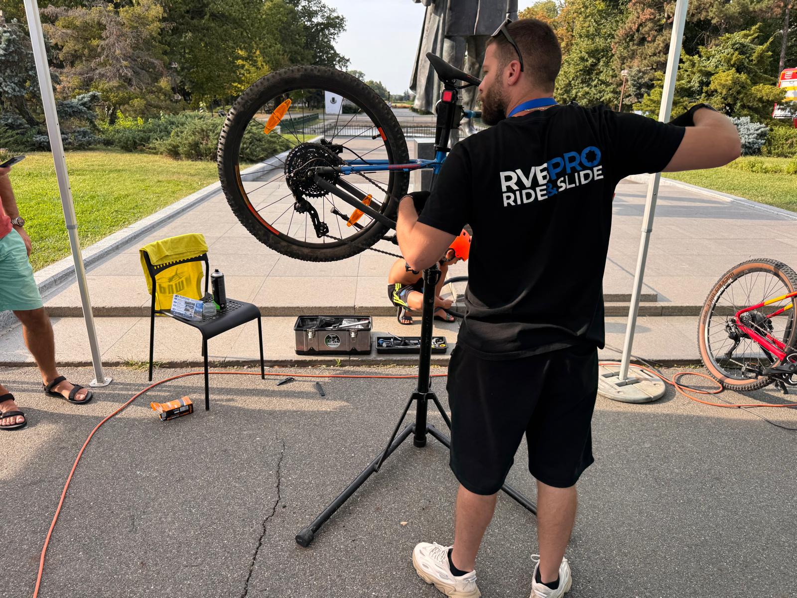 Wolt și HaiCuBicla au oferit verificări gratuite pentru biciclete în cadrul Săptămânii Europene a mobilității 5 Wolt HaicuBicla1