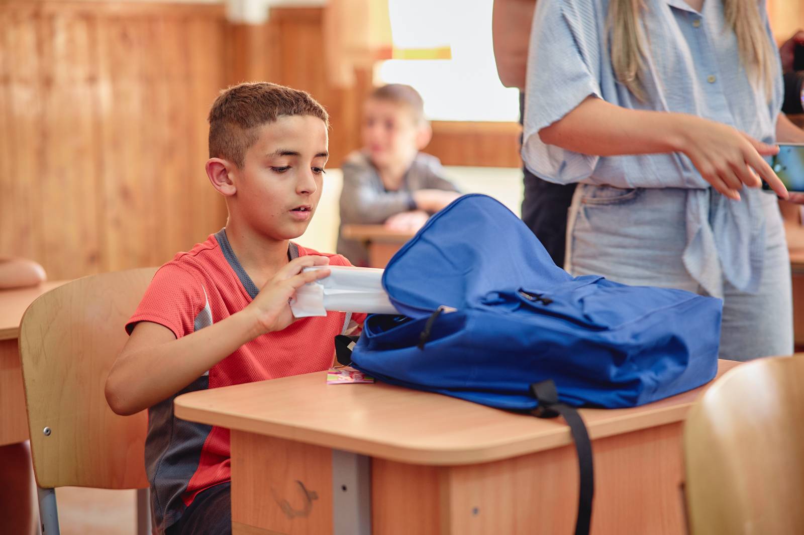 Ghiozdane pentru copiii care merg la școală. Cum îi poți ajuta pe cei nevoiași 2 ghiozdane copii