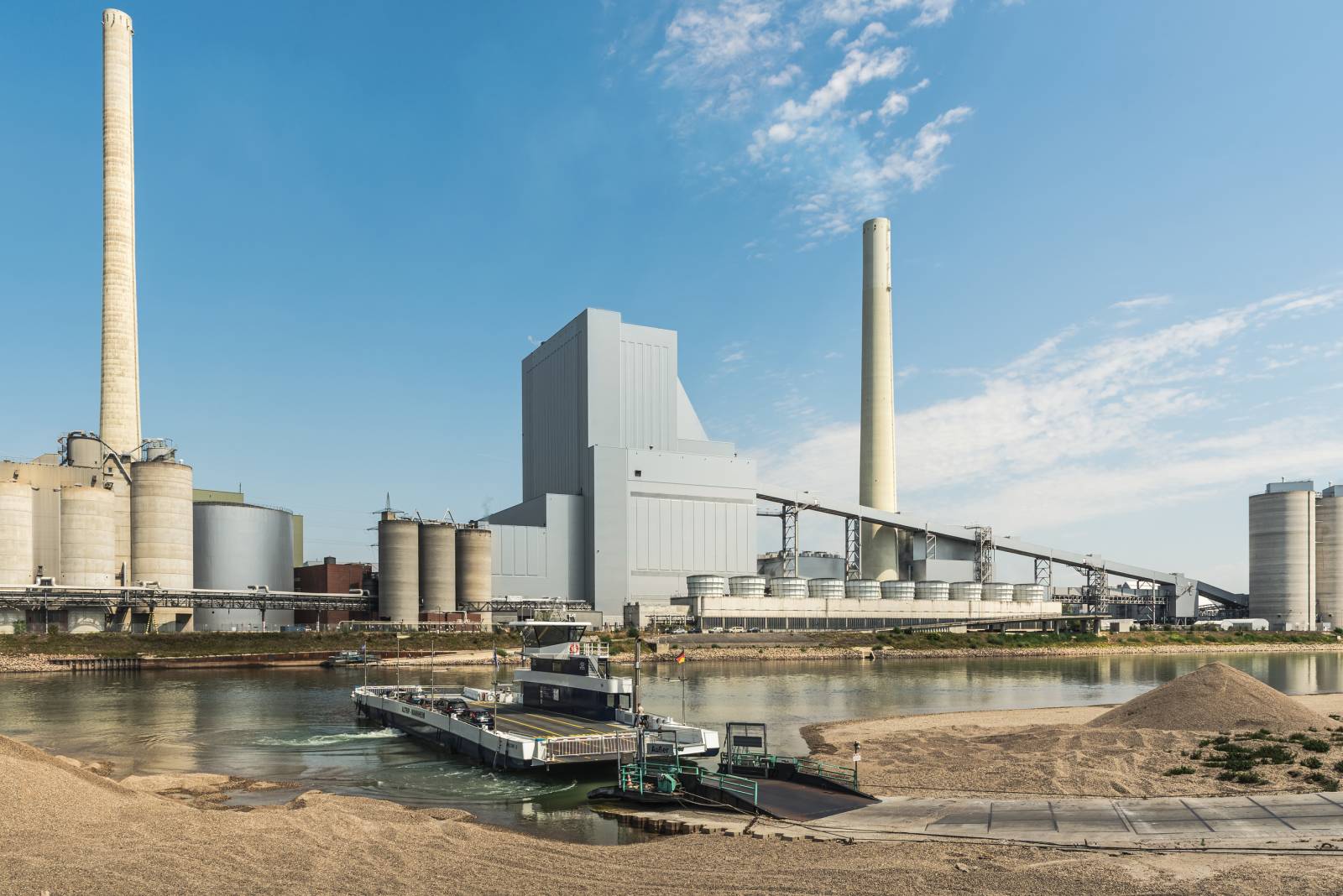 Cât de mult încetinește economia Europei din cauza nivelurilor scăzute din Rin și Dunăre 1 raul rin nivel scazut al apei germania dreamstime