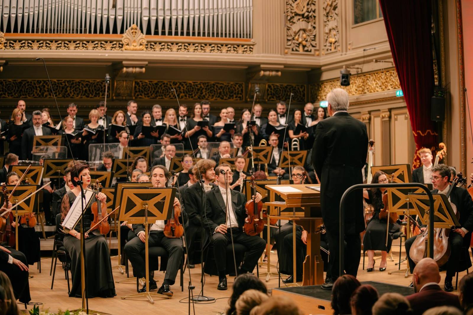Concertul Regal Caritabil a atras 270.000 de euro din sponsorizări și donații pentru susținerea tinerilor artiști 7 Concertul Regal Caritabil a atras 270.000 de euro din sponsorizari si donatii pentru sustinerea tinerilor artisti 9