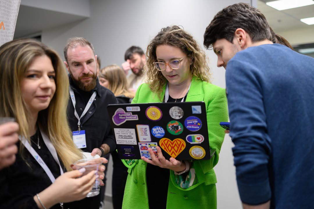 Digital Builders, o inițiativă pentru a sprijini ONG-urile din România să aibă o mai bună gestionare a datelor 1 Digital Builders by AmpliFY ONG Fundatia Orange 6