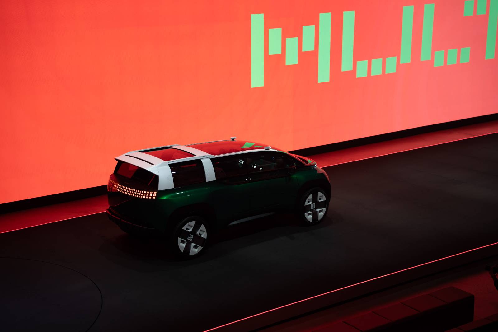 FIAT Multiplay, prezentat la Salonul Auto de la Paris 8 Fiat Multiplay The Night Before9
