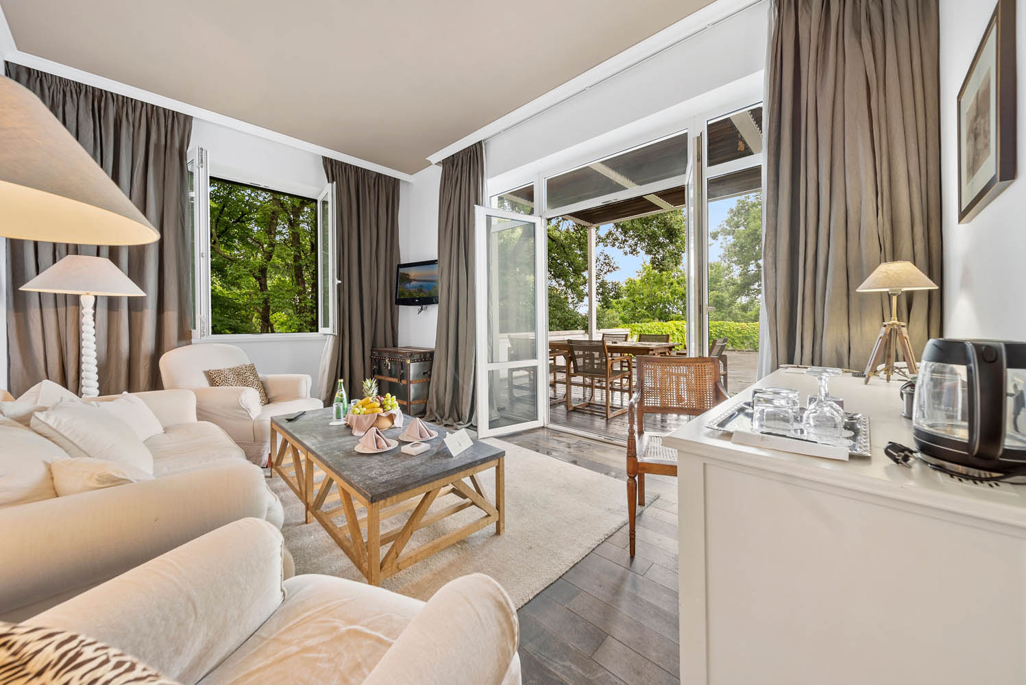 O pauză cu vedere la mare: HVD Boutique Hotel Oasis, pentru escapade în doi, cu prietenii sau partenerii de afaceri 2 HVD Boutique Hotel Oasis 3 interior