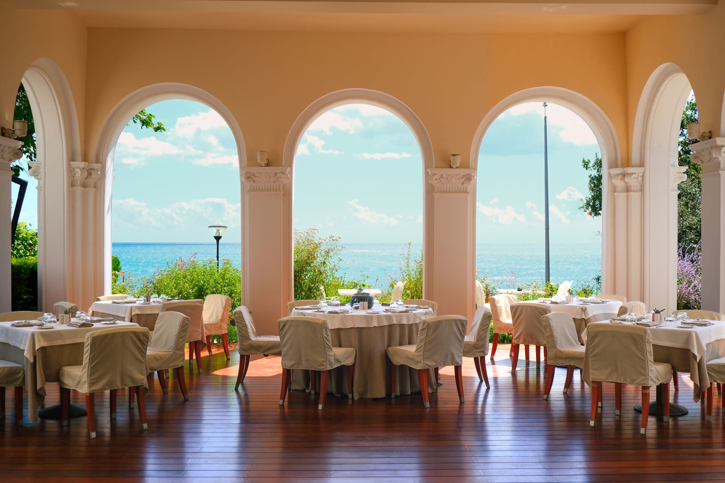 O pauză cu vedere la mare: HVD Boutique Hotel Oasis, pentru escapade în doi, cu prietenii sau partenerii de afaceri 4 HVD Boutique Hotel Oasis 5 restaurant