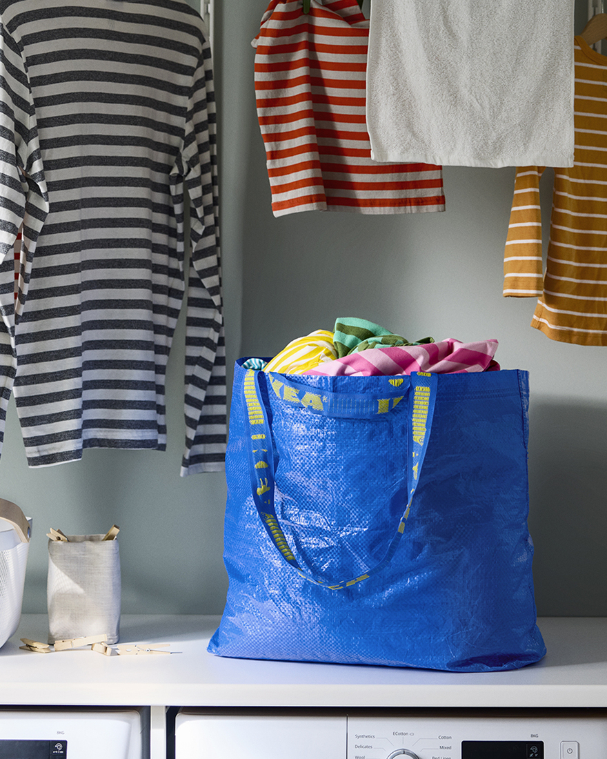 După 30 de ani de când a fost lansată sacoșa albastră de la IKEA, magazinul scoate o nouă versiune 5 IKEA FRAKTA 5