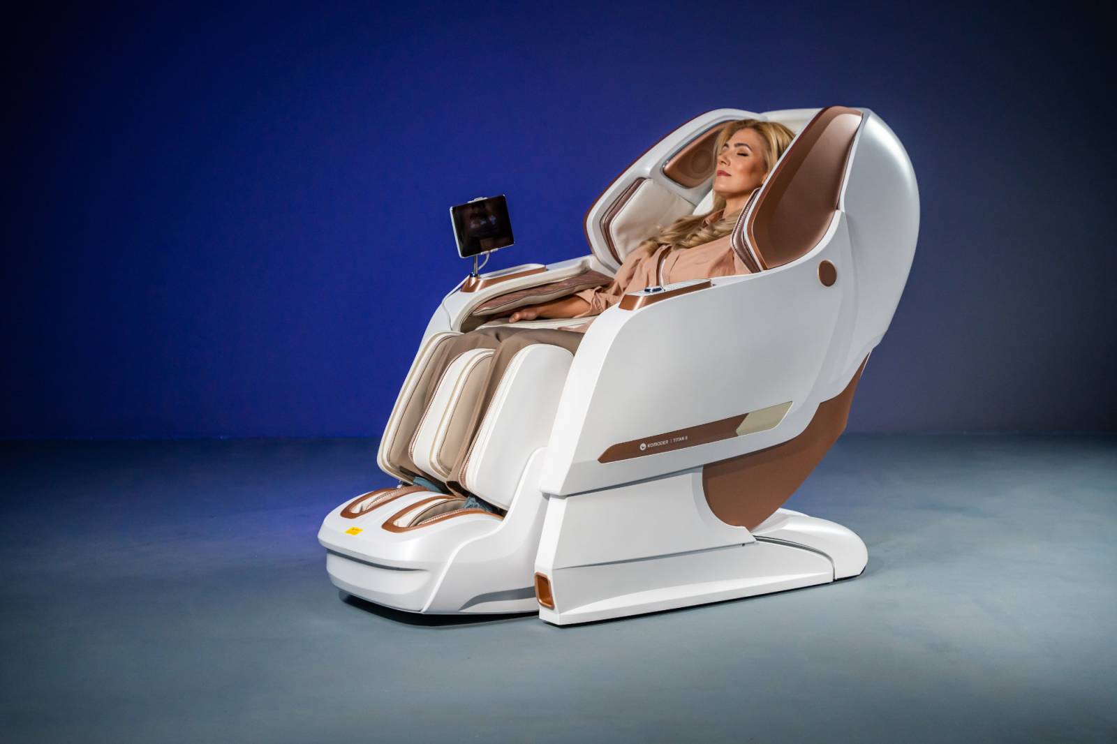 Un fotoliu de masaj creat de românii de la Komoder apare în topul The Times cu „Cele mai bune gadgeturi de lux” 3 Komoder Titan II white beige 1