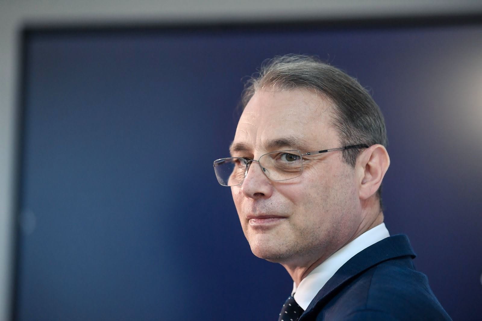 După trei tentative eşuate de a trece un Guvern, Luca Niculescu și programul de guvernare ajung la votul de învestitură al Parlamentului 2 Luca Niculescu