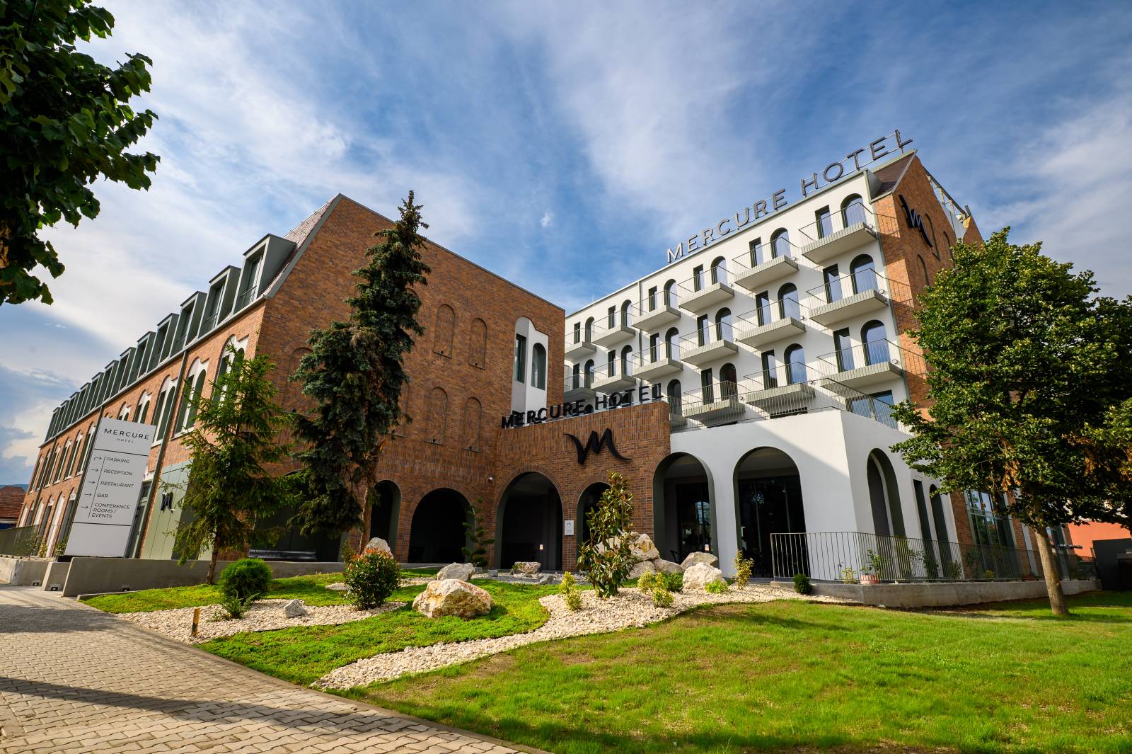 Noi categorii de turiști și destinații emergente vor redesena harta turismului european până în 2036 1 Mercure Alba Iulia facade 2