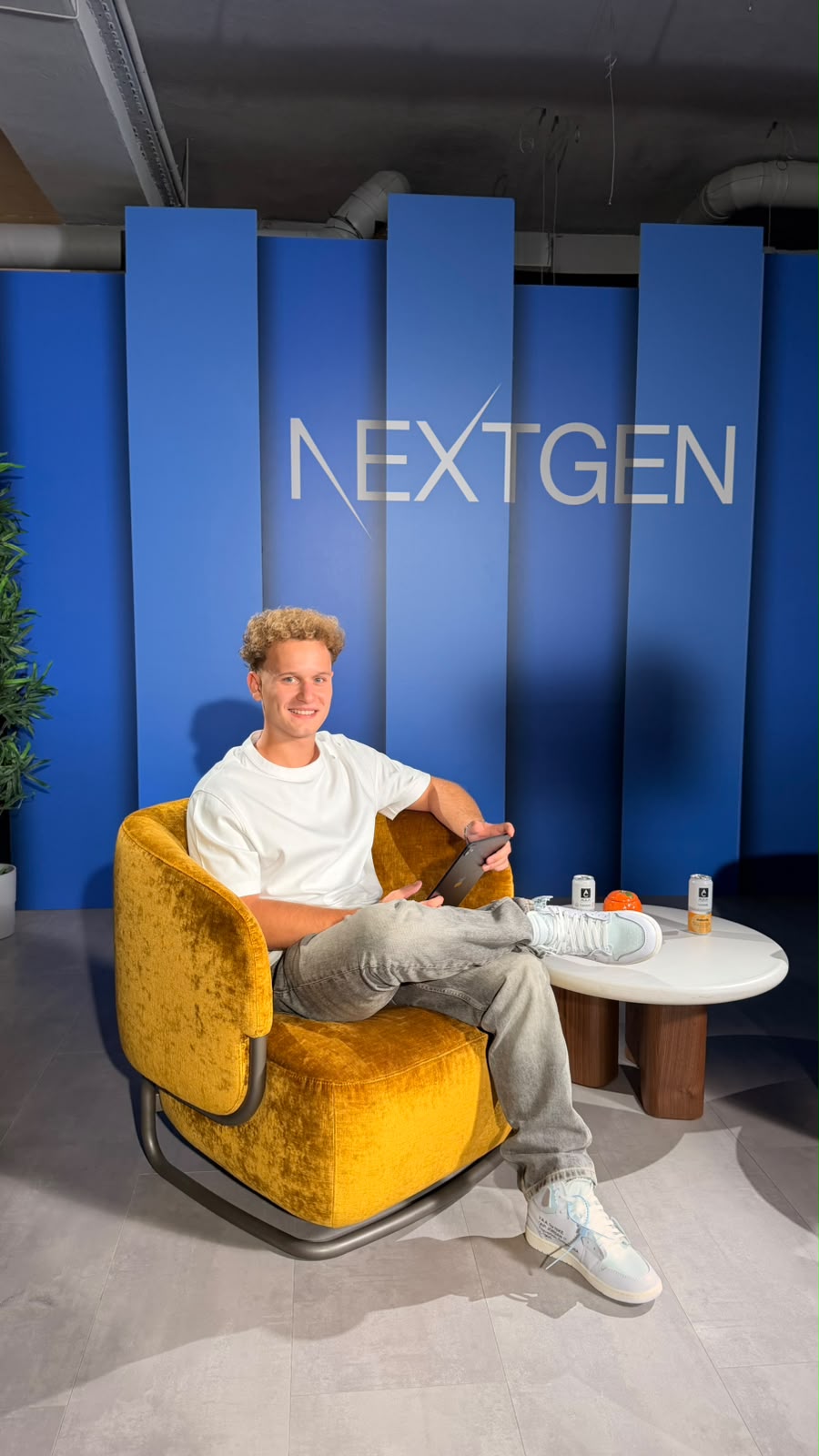 NEXTgen, emisiunea tinerilor care nu mai joacă după regulile clasice, revine cu un nou sezon la Digi24 1 Nicolas Manafu in noul decor NEXTgen