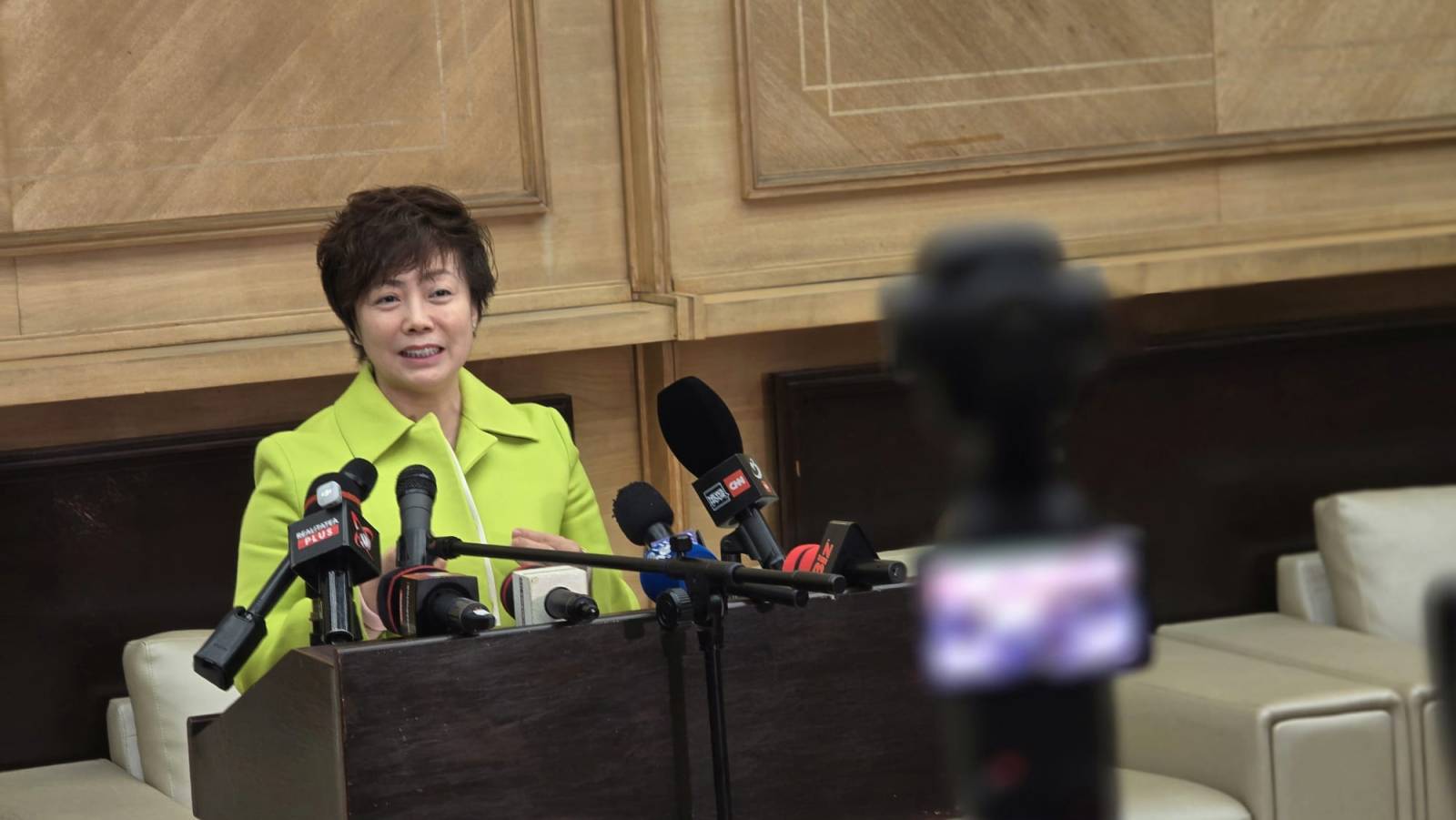 Stella Li, Vicepreședinta Executivă BYD: „România are o expertiză auto solidă, profesioniști calificați și furnizori care ar putea contribui la operațiunile noastre europene” 7 Stella Li in Romania