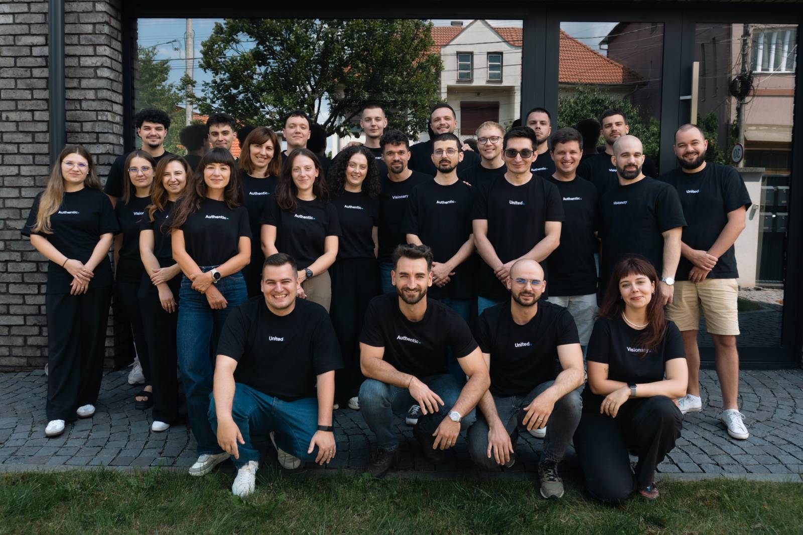 Linnify, prima companie românească recunoscută ca Select Partner în ecosistemele Anthropic, OpenAI și Google Cloud 2 Team photos 05
